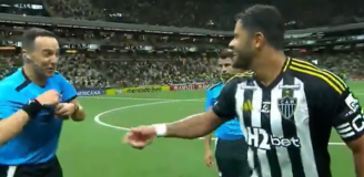 Hulk wesoło DYSKUTUJE z sędzią, a na koniec... xD [VIDEO]